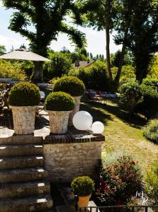 Garden sa labas ng Hotel Restaurant La Musardiere