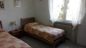 um quarto com 2 camas e uma janela em Bellavista em Porto Valtravaglia