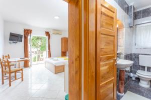 Kúpeľňa v ubytovaní APARTMANI GRBAVAC + 37 fotografií