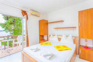 Postel nebo postele na pokoji v ubytování APARTMANI GRBAVAC