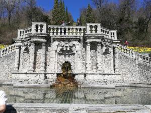 eine Steinbrücke mit einem Brunnen in einem Park in der Unterkunft Bellavista in Porto Valtravaglia + 6 Fotos