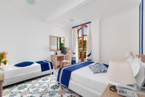 A bed or beds in a room at Hotel Herculaneum