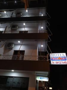 Budova, kde se hotel nachází + 37 fotografií