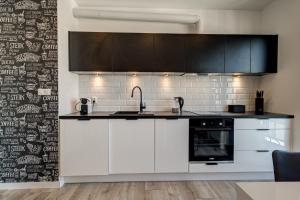 Cucina o angolo cottura di M.H. Black & White Apartment Szczecin