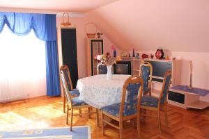 A seating area at Beáta Apartman