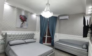 A bed or beds in a room at SILVER SUITE