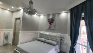 A bed or beds in a room at SILVER SUITE