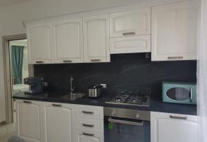 A kitchen or kitchenette at SILVER SUITE