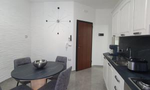 A kitchen or kitchenette at SILVER SUITE
