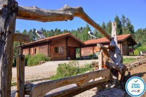 una cabaña de madera con una valla delante en Quintinha do Casal Ruivo, en Figueiró dos Vinhos