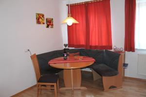 sala de estar con mesa y sofá en Ferienwohnung Krößbacher, en Neustift im Stubaital