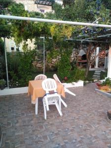 twee stoelen en een tafel op een patio bij Apartments & Rooms Abba in Dubrovnik