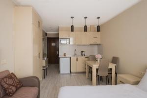 Kuchyň nebo kuchyňský kout v ubytování Orbi Sea Towers Hotel Official