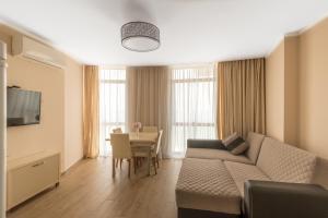 TV a/nebo společenská místnost v ubytování Orbi Sea Towers Hotel Official