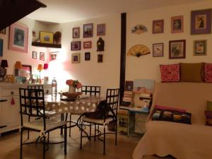 - une salle à manger avec une table et des chaises dans l'établissement Chez Coco, 7 persons, triangle d'or, à Deauville