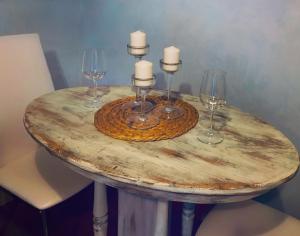 stół z trzema świecami i kieliszkami do wina w obiekcie La terrazza w mieście Cori