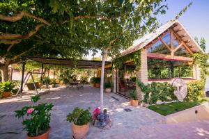una casa con un patio con macetas en Hotel Rural El Molino de Felipe, en Mula