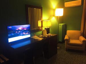 TV a/nebo společenská místnost v ubytování Galini Hotel + 30 fotografií
