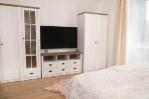 TV a/nebo společenská místnost v ubytování Casa PERLA