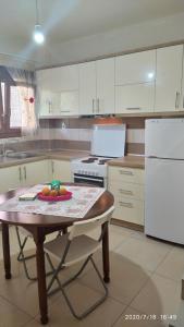 Kuchyň nebo kuchyňský kout v ubytování Maisonette In Paradisos 1