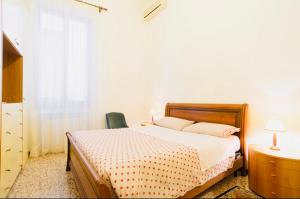 1 dormitorio con cama, escritorio y ventana en Dreaming Venice Apartment, en Venecia