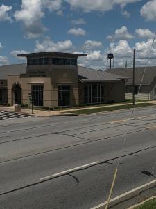 una calle vacía delante de un edificio en Seminole Inn, en Donalsonville