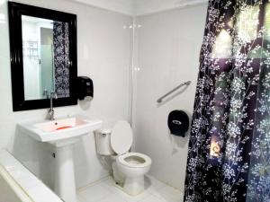 ジャフナにあるSenthil Complexの白いバスルーム(トイレ、シンク付)