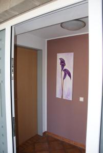 un couloir orné d'une peinture murale dans l'établissement Ferienwohnung "Mosel", à Alf