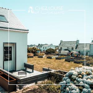 a view of a yard with a house and cactus at Le gite de Louise in Ouessant