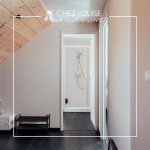 a hallway with a shower in a white wall at Le gite de Louise in Lampaul