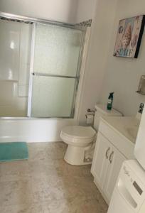 Ένα μπάνιο στο See the Sea - Beachfront +30 φωτογραφίες