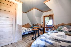 מיטה או מיטות בחדר ב-Czarny Diament Domek