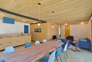 einen Konferenzraum mit einem großen Holztisch und Stühlen in der Unterkunft Duinvis 13 in Oostduinkerke