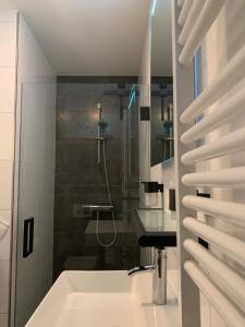 un bagno con lavandino e vasca da bagno di Gouden Hert: relaxen in comfort! #otterlo #hogeveluwe a Otterlo Altre 35 foto