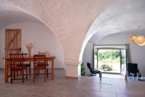 ein Esszimmer mit einem Tisch und Stühlen in der Unterkunft MaisonNel Gîte in Saint-Bonnet-en-Champsaur