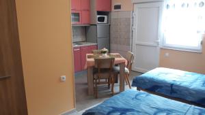 Kuchyň nebo kuchyňský kout v ubytování Andi Apartman
