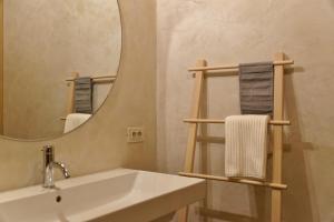 a bathroom with a sink and a mirror at Duinvis 15 in Oostduinkerke +10 photos
