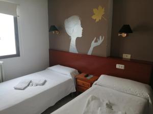 Rúm í herbergi á Hostal Jaime I
