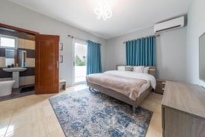 Montecito Apartments tesisinde bir odada yatak veya yataklar