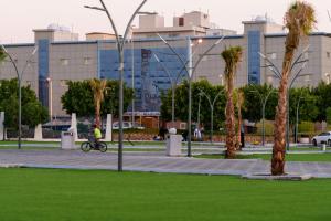a person riding a bike in front of a building at قصر الرحابة للشقق المخدومة in Hawāyā