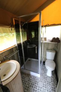 Ένα μπάνιο στο Glamping aan de Plas +24 φωτογραφίες