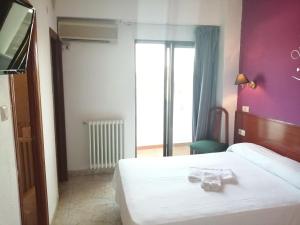 Rúm í herbergi á Hostal Jaime I