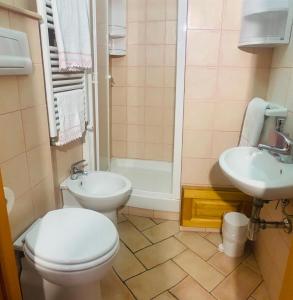 łazienka z toaletą, umywalką i prysznicem w obiekcie Appartamento con Vista Panoramica w mieście Baunei +9 zdjęć