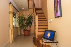 un ordenador portátil sobre una mesa en un pasillo con escaleras en Kayden House, en Killarney