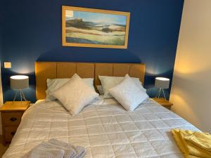 En eller flere senger på et rom på Withens Way Holiday Cottage, 2 Bedrooms, Haworth