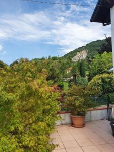 una vista dal balcone di una casa con alberi di Bellavista a Santorso