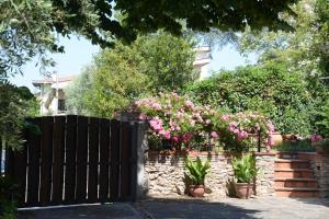 a black fence with pink flowers in a yard at Casa1 in Monsummano