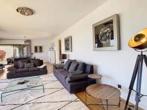ein Wohnzimmer mit zwei Sofas und einem Tisch in der Unterkunft Villa Vitoria - by LovelyStay in Funchal