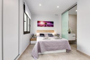 a bedroom with a bed and a painting on the wall at Moderno Apartamento SCANDIC, Playa Del Cura in Torrevieja +35 photos