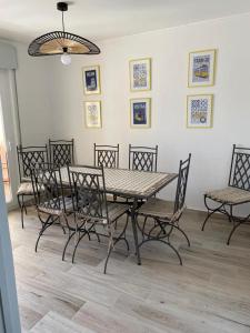 a dining room with a table and chairs at CASA FANFAMARE in Sesimbra